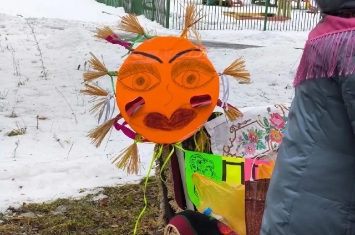    Игры, покорение столбов и сжигание чучела.