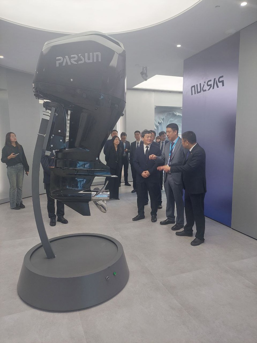 Презентанция Parsun F300 V6 4.2 на открытии новой производственной площадки. Май 2025, г. Суджоу, Китай. В кадре президент завода Parsun г-н Peter Bean.