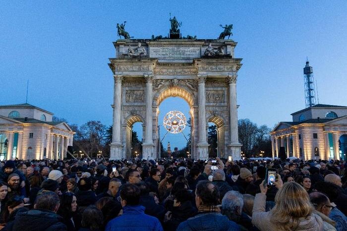 Подвесная конструкция под знаменитой Аркой мира сделана из алюминия. Фото © ТАСС / ZUMA / Angel Adams