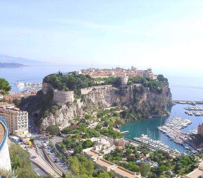 Скала Монако. Современная фотография. Оригинал по ссылке: https://commons.wikimedia.org/wiki/File:View_of_the_peninsula_of_Monaco.jpg