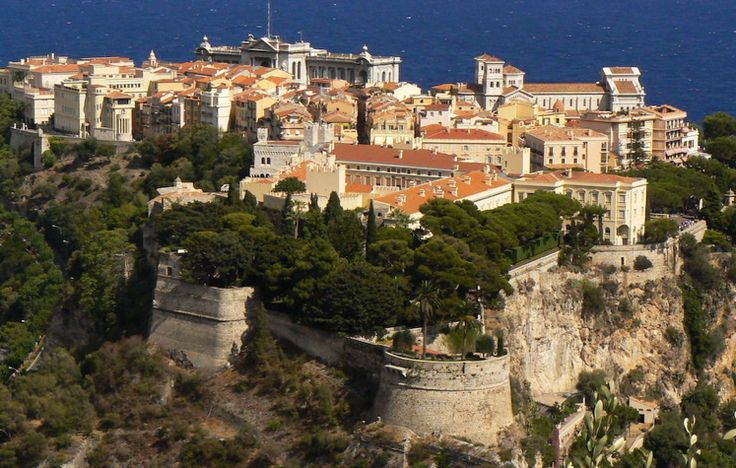 Крепостные сооружения на скале Монако. Оригинал по ссылке: https://www.pinterest.com/pin/132434045266436363/