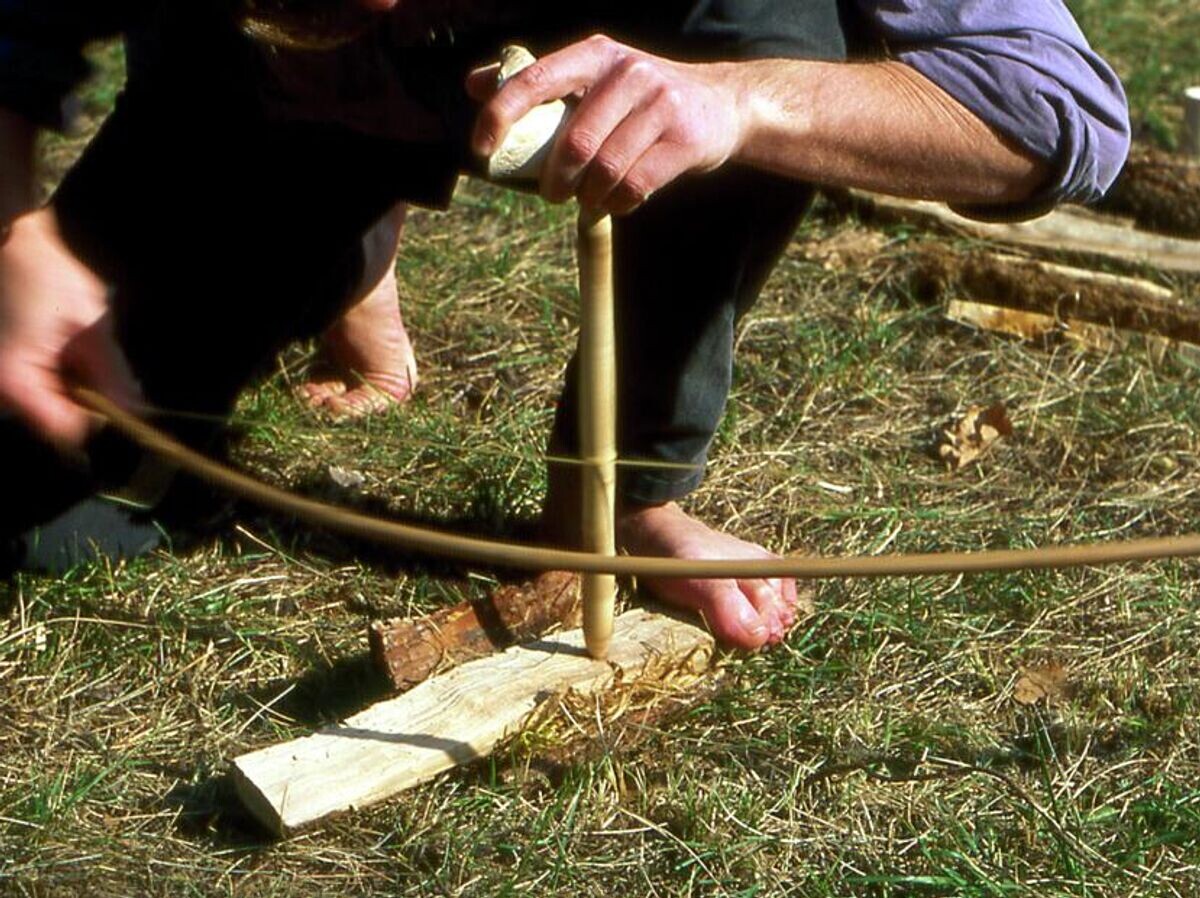    Демонстрация работы лучкового сверла | CC BY 2.5 / A bow drill being used /