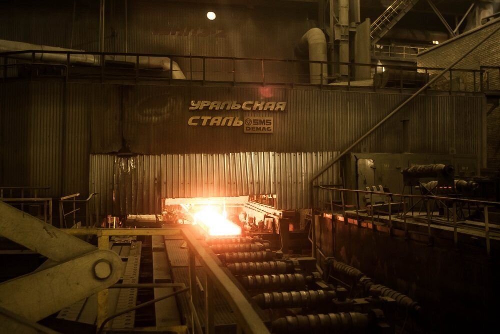 «Уральская сталь» — металлургический комбинат в городе Новотроицк Оренбургской области. Является одним из ведущих российских производителей в отрасли чёрной металлургии. Источник фото: reforma-sk.ru.