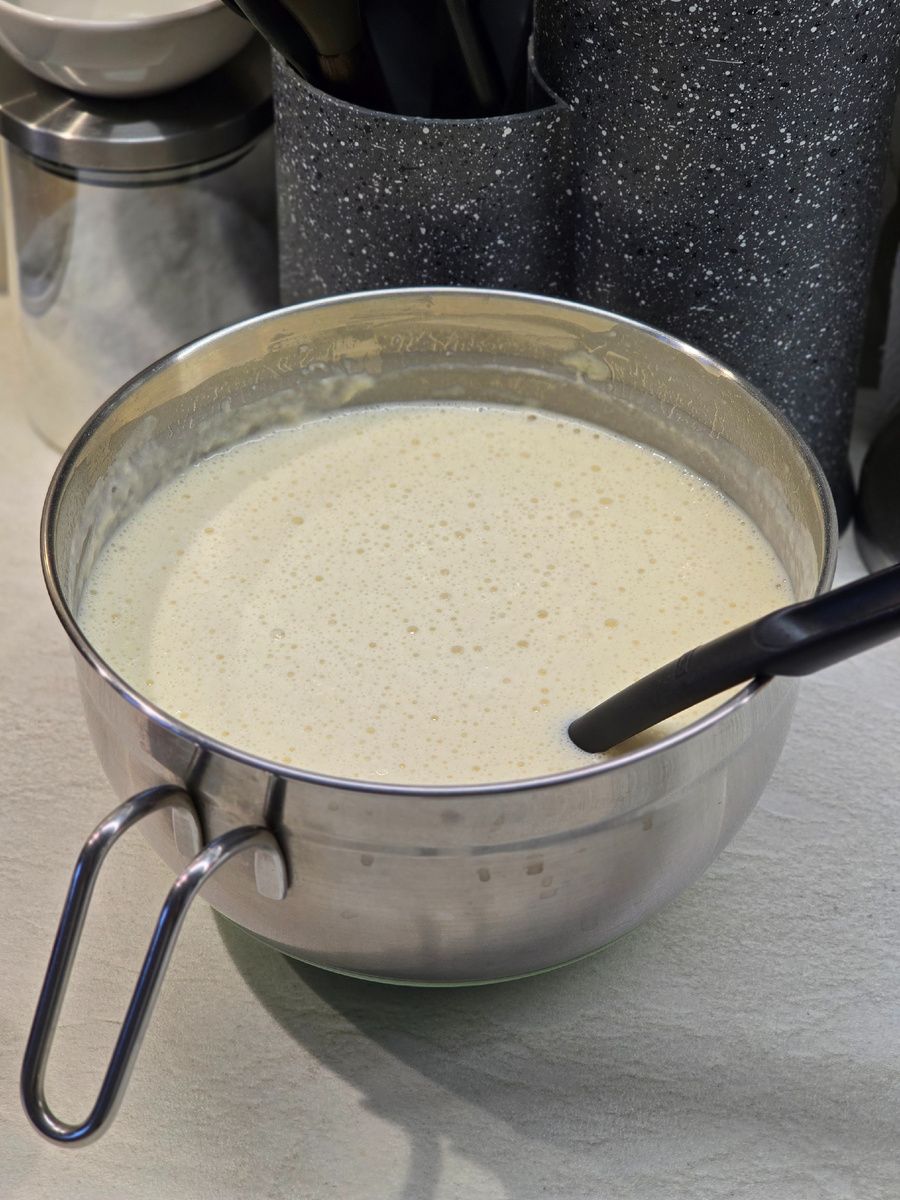 На тесте очаровательная дрожжевая шапочка