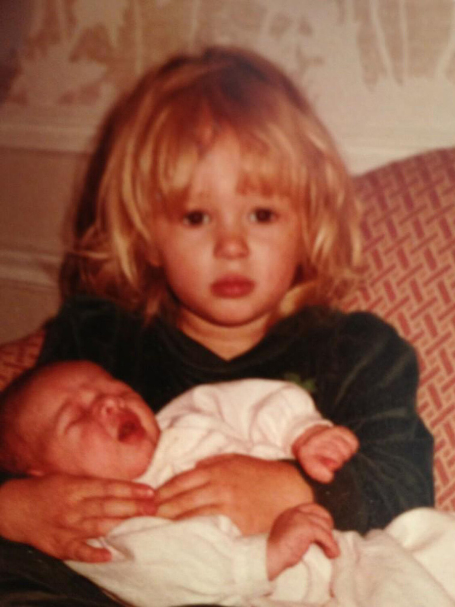 Пэрис Хилтон в детстве и ее младшая сестра Ники Хилтон ©Planet Photos/Global Look Press  📷