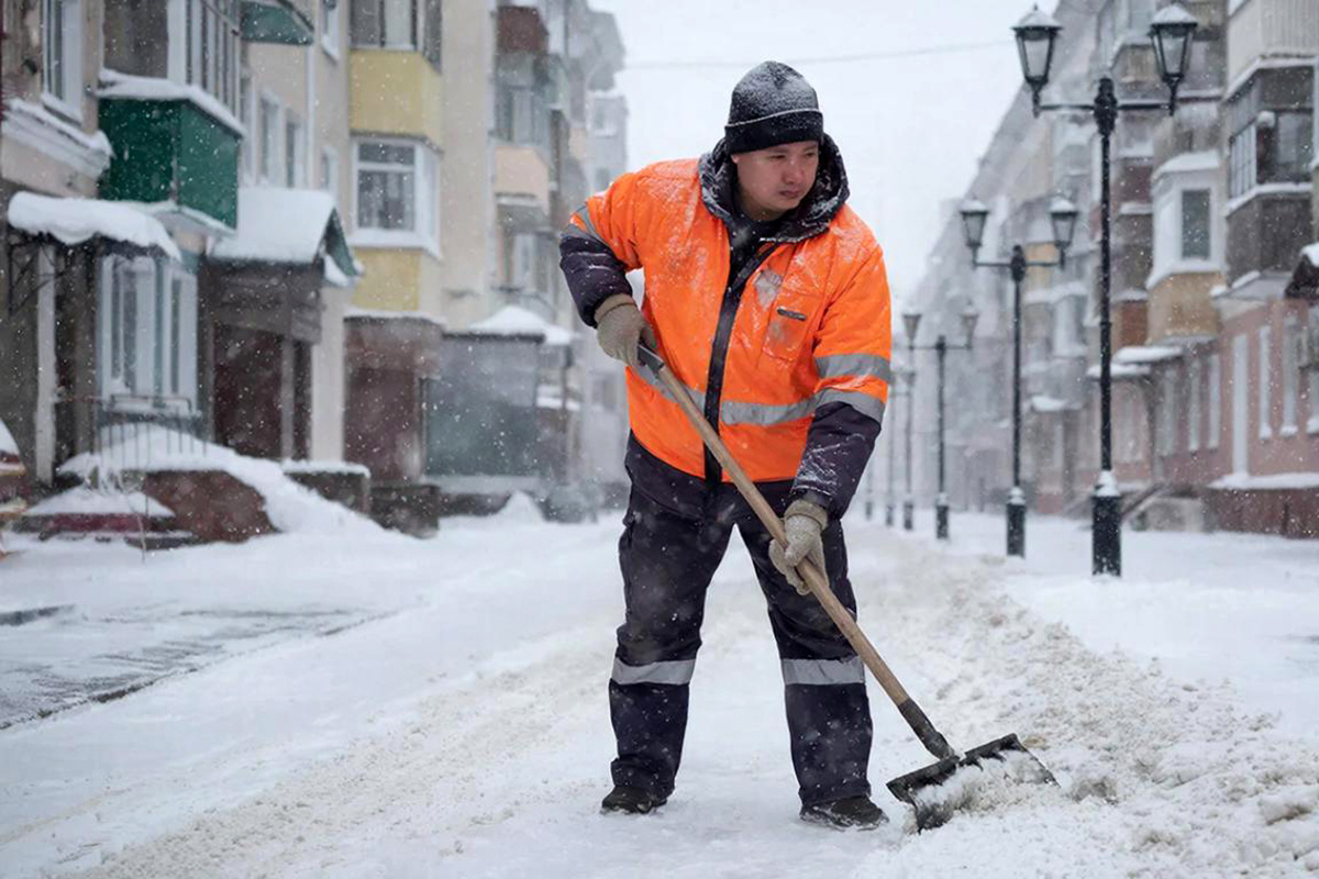 В Новосибирской области дворникам предлагаются самые высокие зарплаты в Сибири.  Фото: Изображение сгенерировано с помощью ИИ / Светлана Возмилова