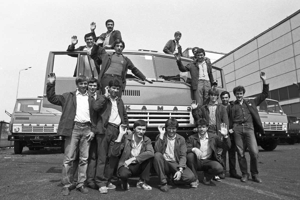 Комсомольско-молодежная бригада слесарей-сборщиков на автозаводе "КамАЗ", 1987 год ©Виталий Карпов/РИА Новости 