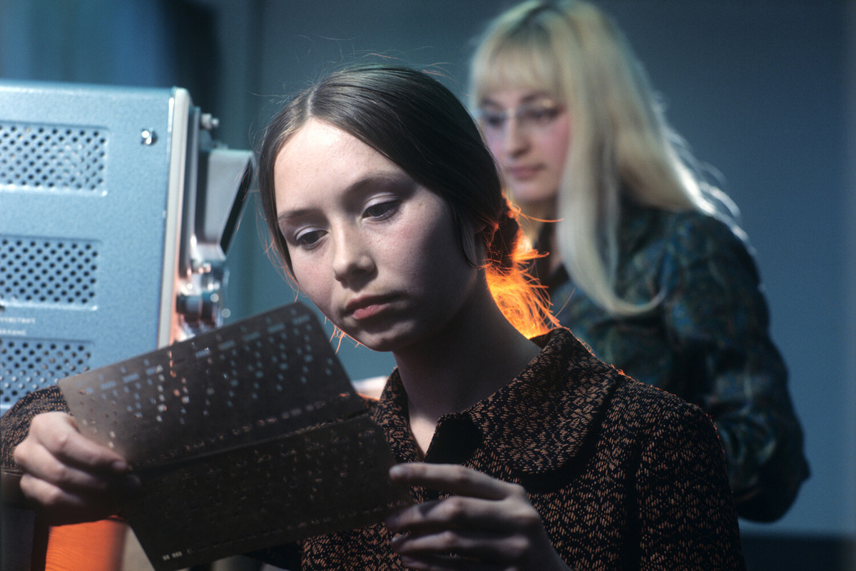 Старший оператор Зоя Шалагина и инженер-программист Наталья Рогалева. Отдел отработки информации управления КамАЗа, 1976 год ©Шерстенников/РИА Новости  📷