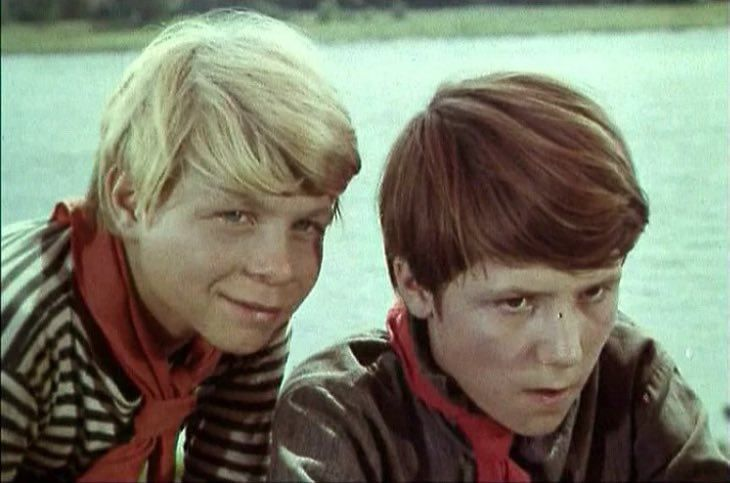 Кадр из кинофильма "Кортик", Шевкунов в роли миши справа. 