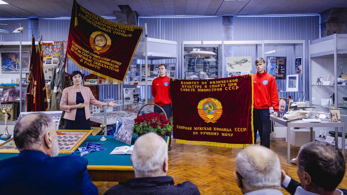    Ольга Евтушенко передаёт музею МАИ знамя мужской сборной СССР по гандболу