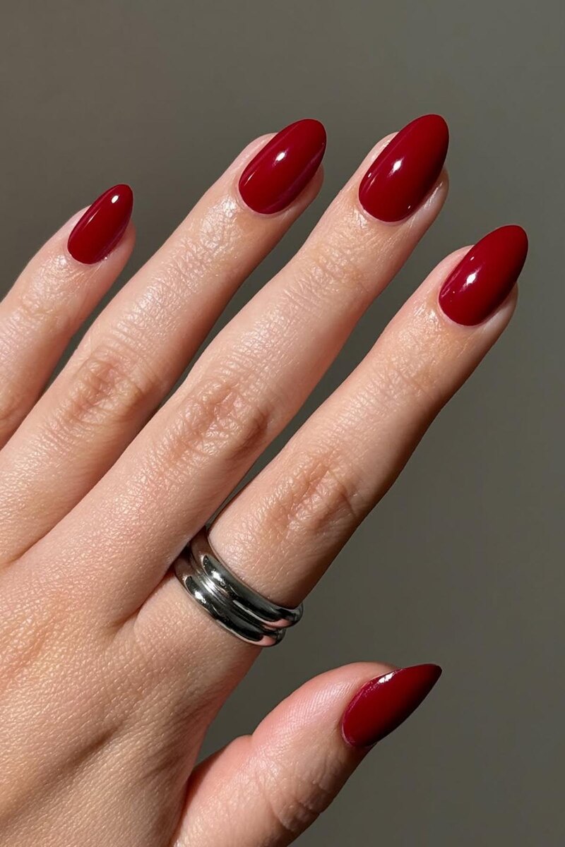 avrnailswatches / Instagram (входит в корпорацию Meta, признана экстремистской и запрещена в России)📷Красный однотонный маникюр выглядит элегантно и подходит под любой дресс-код