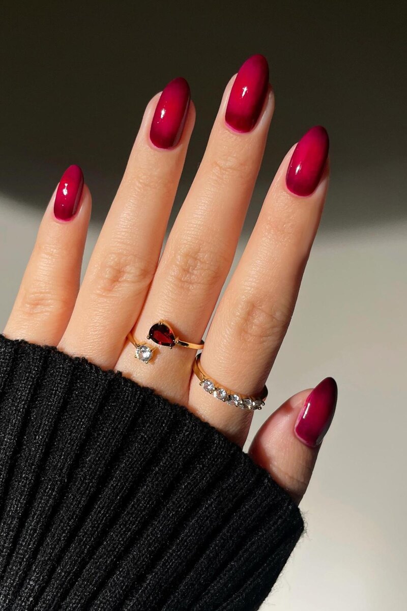 bycheznails / Instagram (входит в корпорацию Meta, признана экстремистской и запрещена в России)📷Техника Aura создает мягкий градиент, словно светящийся ореол на ногтевой пластине