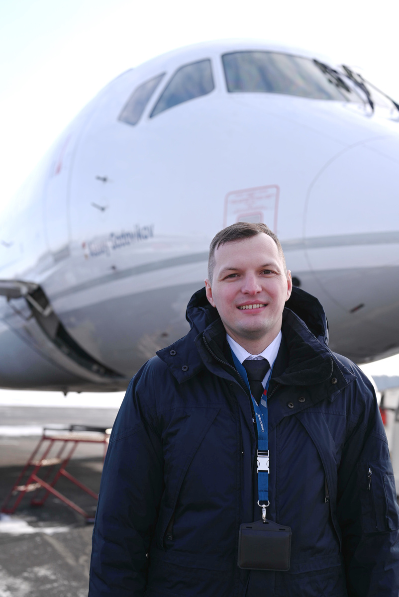 "Быть  командиром воздушного судна - это большая ответственность! Ведь ты отвечаешь  за все: пилотирование, техническую часть, документацию, взаимодействие с членами  экипажа, пассажирами... "