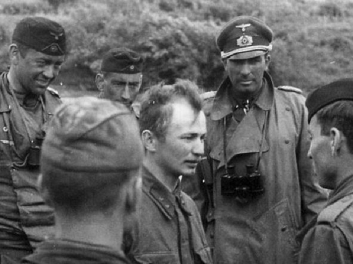 Советский лейтенант в окружении немцев