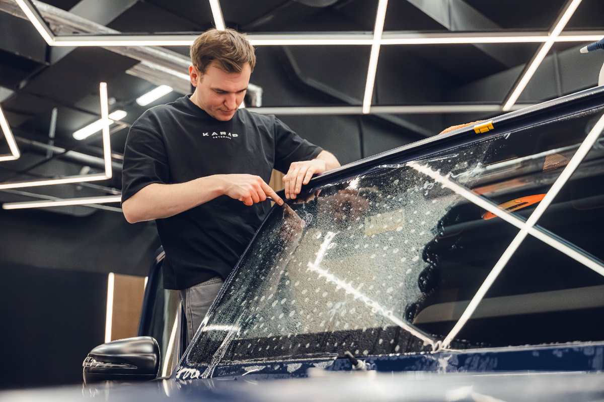 Установка защитной пленки на стекло.