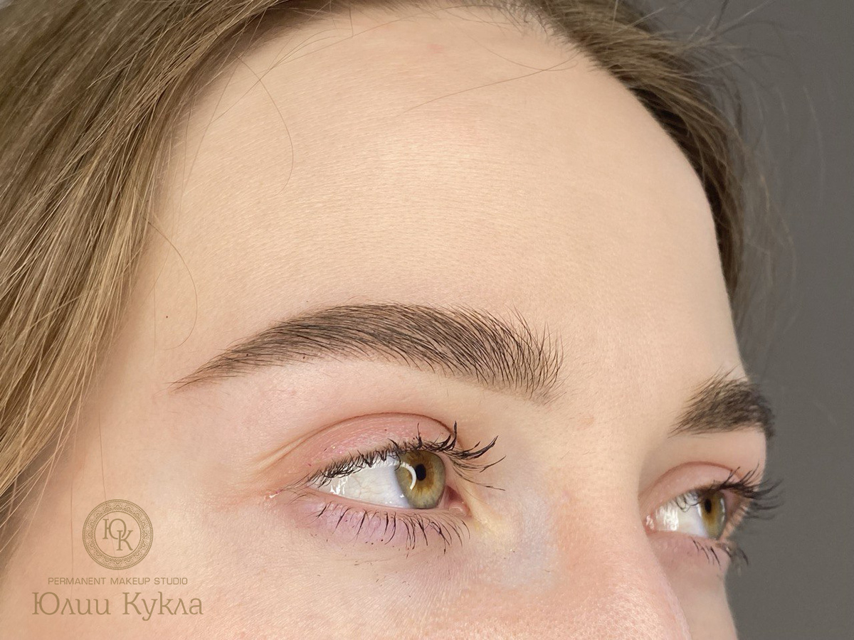 Аккуратная форма бровей без излишне растущих вне формы волосков.
