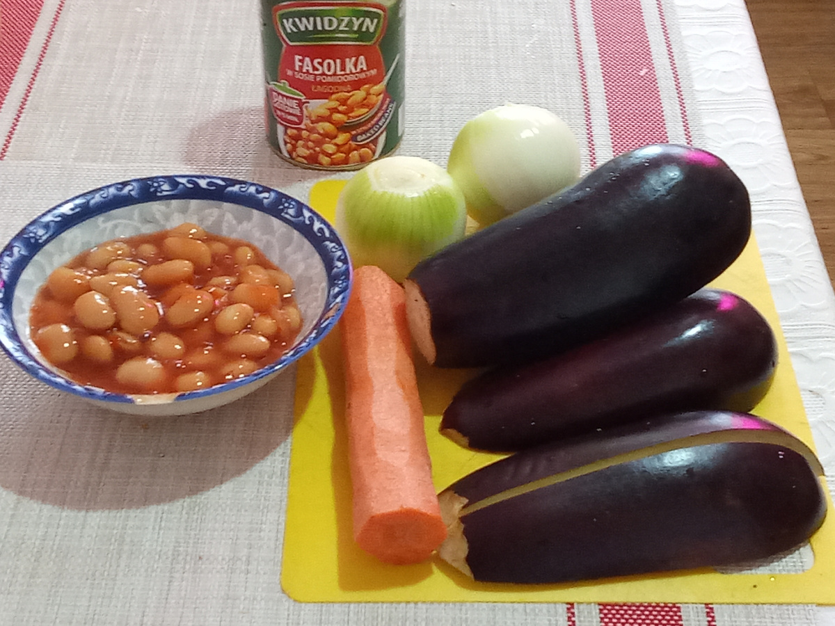 Всё необходимое для салата из баклажанов.