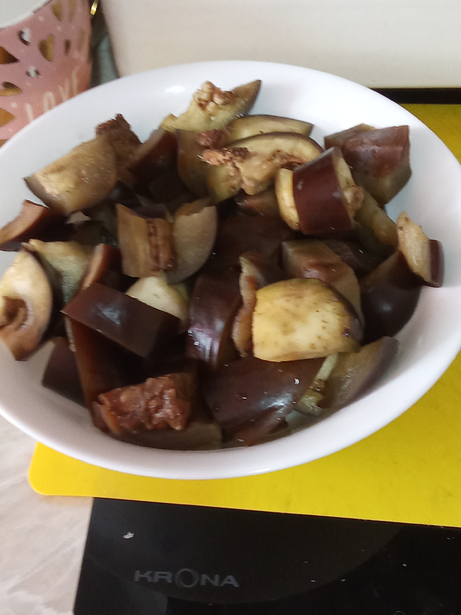 Отварные  и отжатые баклажаны в подсоленной воде.