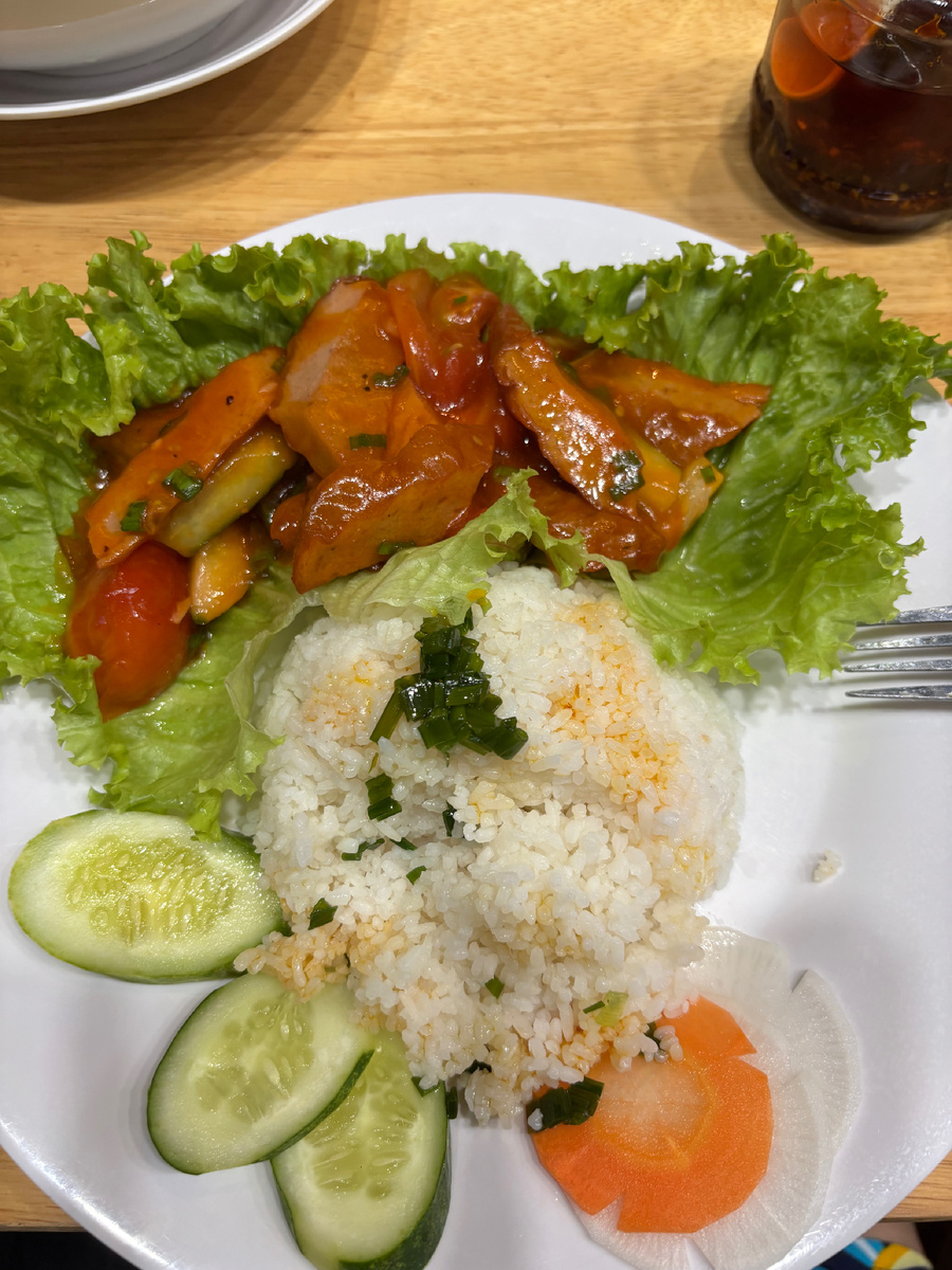 Вьетнамский плов с говядиной, варёным рисом и рыбным соусом