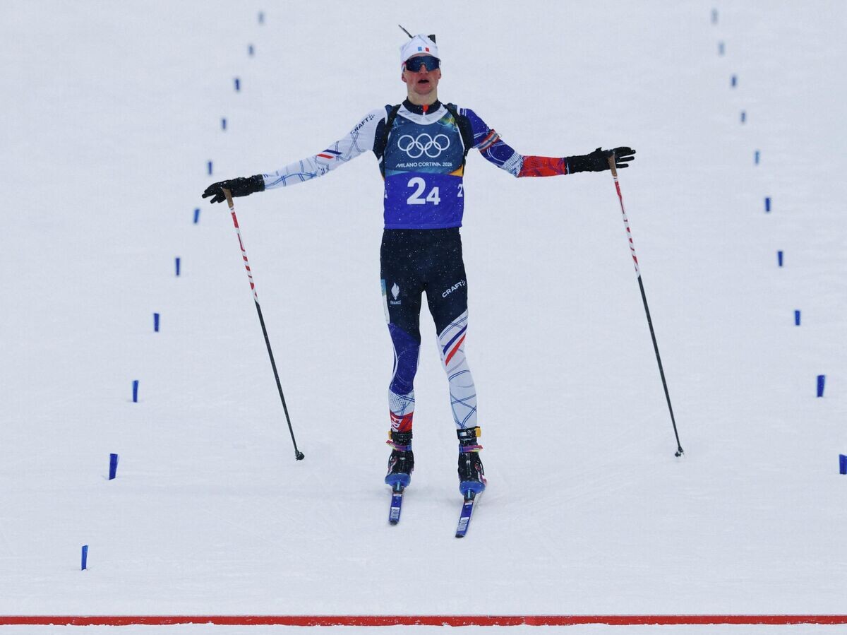    Французский биатлонист Эрик Перро финиширует в мужской эстафете 4 x 7,5 км на Олимпийских играх в Италии | © REUTERS / Matthew Childs