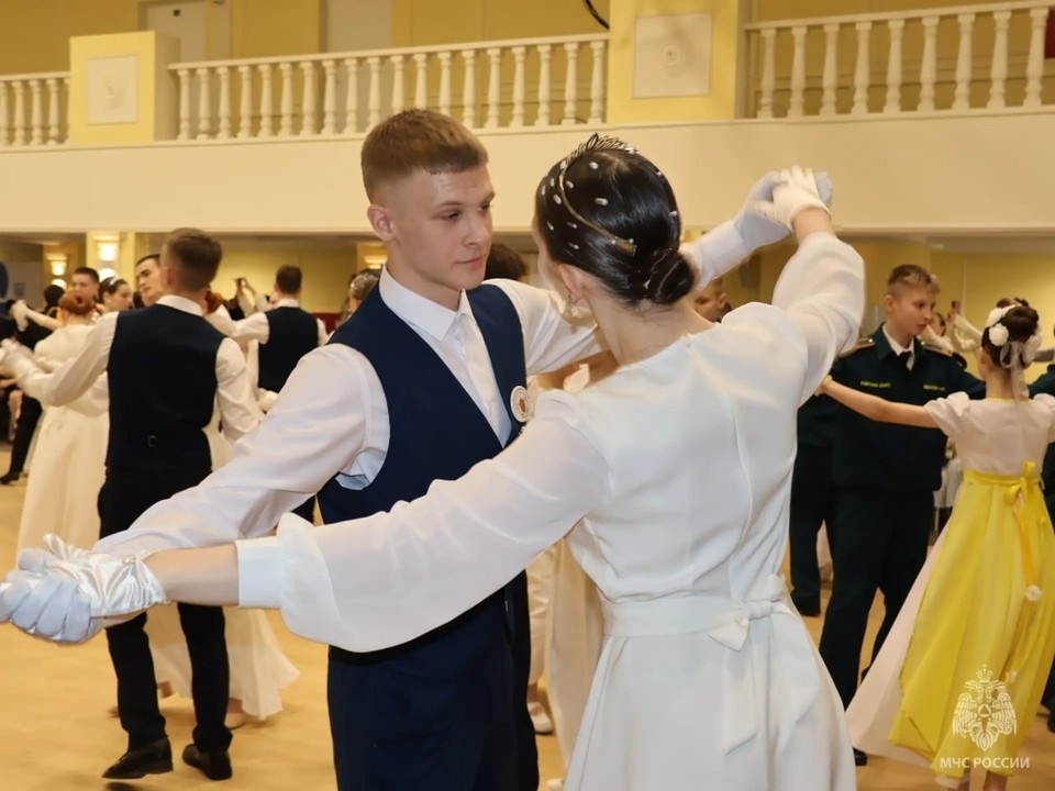    Юноши и девушки несколько месяцев оттачивали каждое движение под руководством хореографа. Фото: МЧС России по Томской области