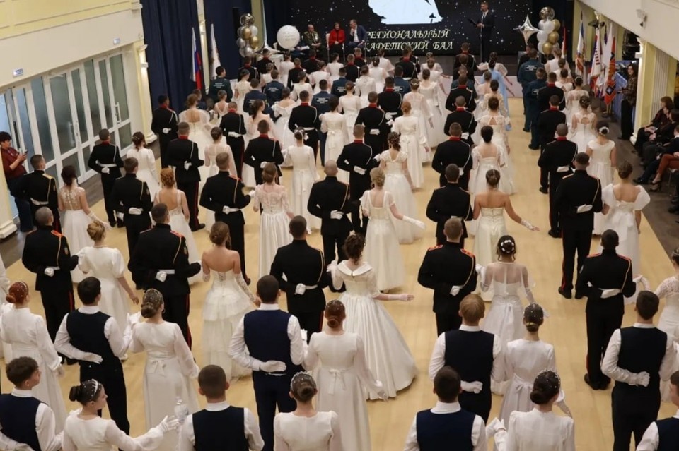    Кадеты со своими избранницами в первом танце вечера — парадном полонезе. Фото: МЧС России по Томской области