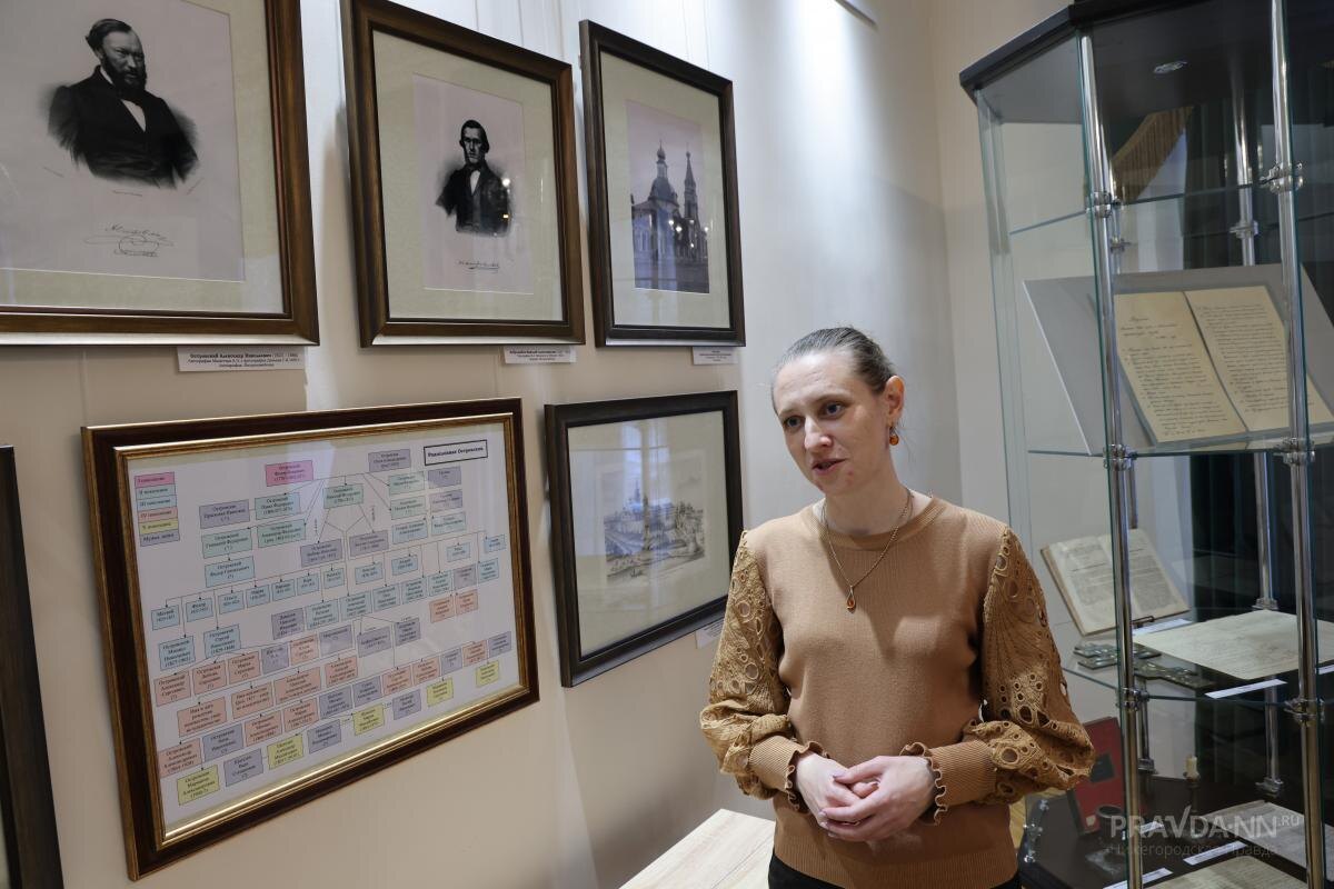    Валентина Горева рассказывает посетителям много интересного о творчестве писателей.