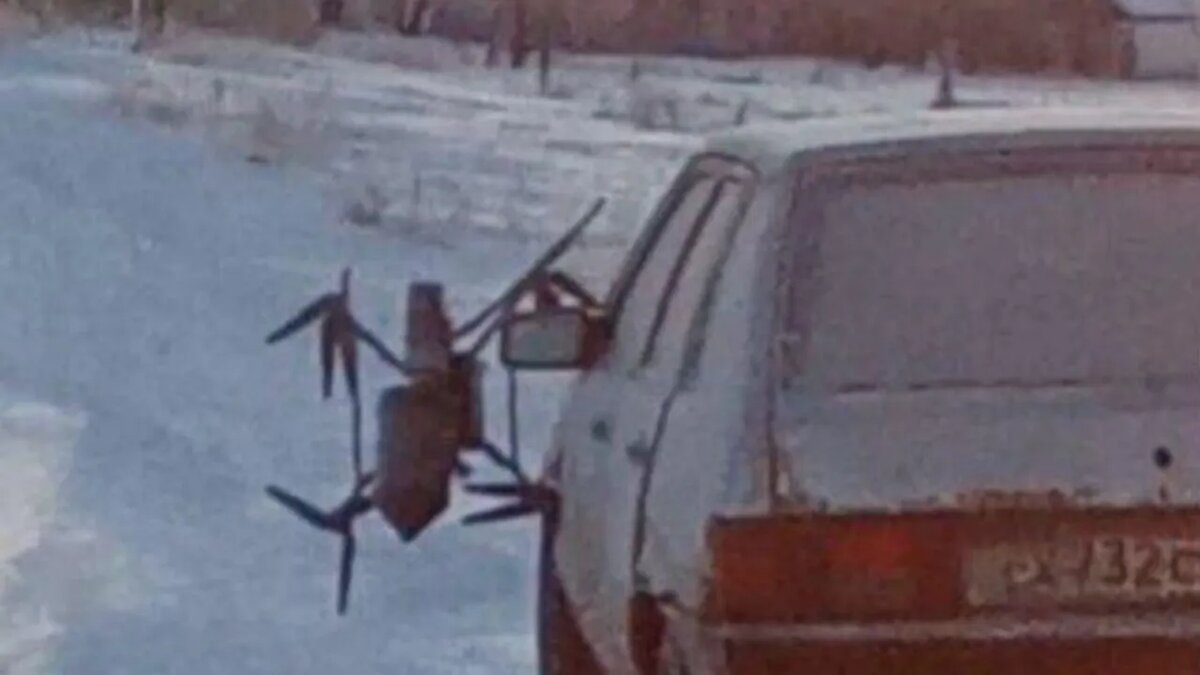В Шебекинском районе дрон пытался атаковать "девятку" и застрял в ней. Скрин соцсети.