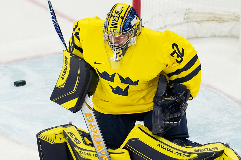     Филип Густавссон в игре против Финляндии на Играх в Италии / Фото: AP