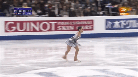 Алина Загитова делает шарлотту и русский шпагат