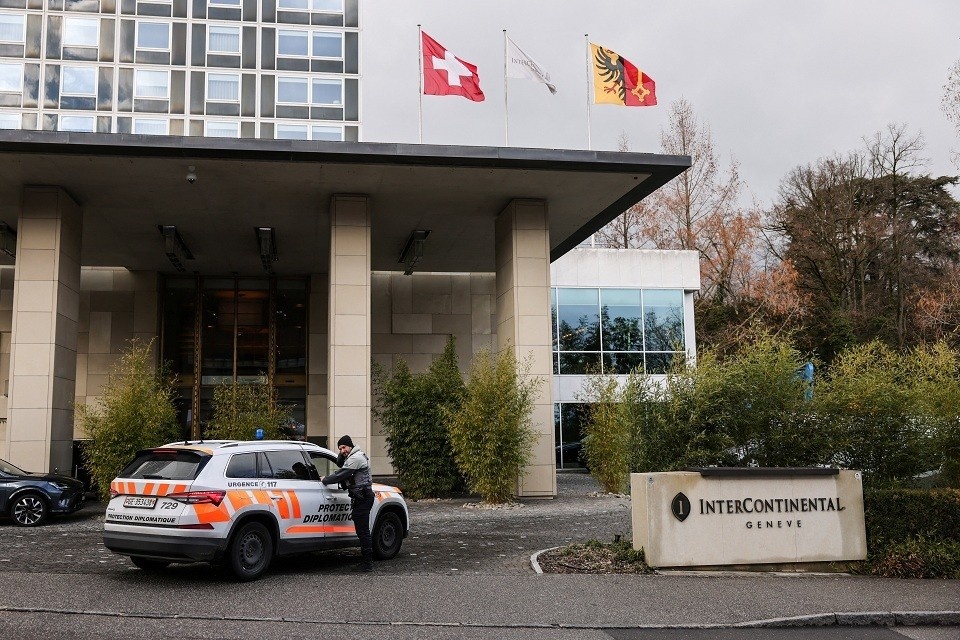    Трехсторонние переговоры по Украине в Женеве продолжаются более двух часов REUTERS