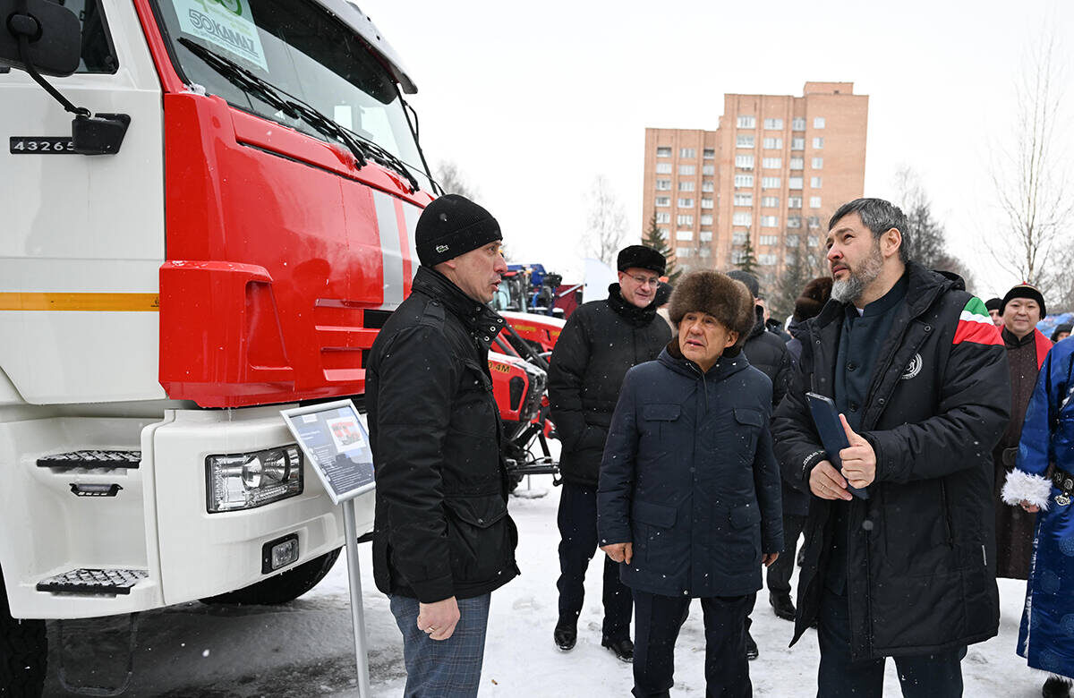 На улице участники коллегии исследовали линейку грузовиков КАМАЗ, сельскохозяйственную технику, автобусыФото: rais.tatarstan.ru