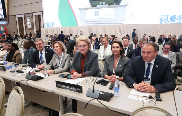    © Источник Фото: Денис Вышинский/Пресс-служба Совета Федерации. Справа налево: Пётр Толстой, Роза Чемерис, Лилия Гумерова, Инна Святенко, Константин Косачев,