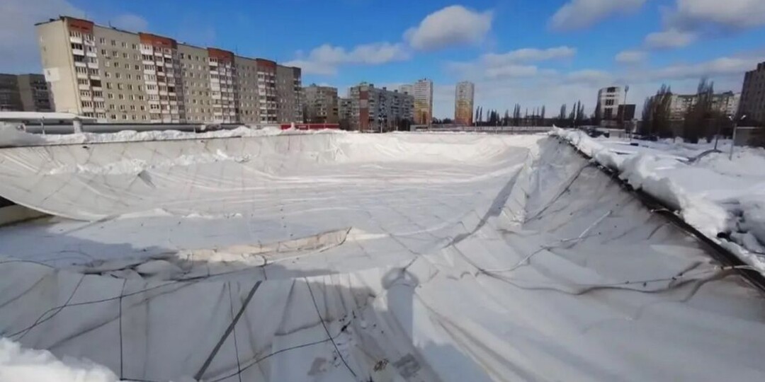 В Пензе из-за скопившегося снега сложился купол «Золотой шайбы»