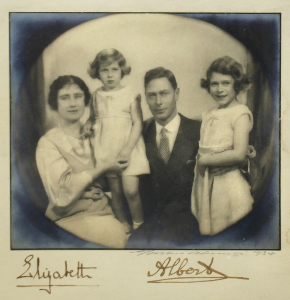 Георг VI и королева-консорт (позже королева-мать) с принцессами Маргарет и Елизаветой.