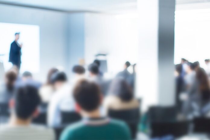    Образ, отражающий концепцию 'Царской империи' как бета-теста для глобальной ментальной эпидемии через нейро-проповедников и алгоритмический гипноз.