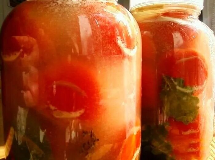 Квашеные помидоры с чесноком и зеленью в банках — простое приготовление и настоящий «бочковой» вкус.