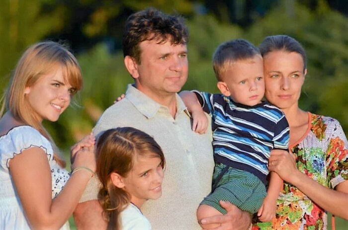 Тимур Кизяков с женой Еленой и детьми.