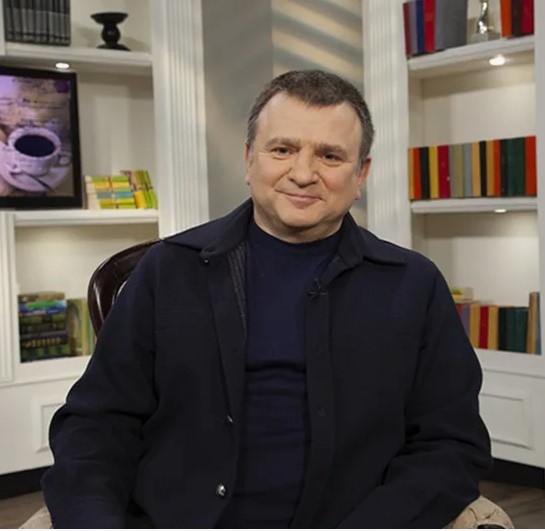 Тимур Кизяков ведет программу "Когда все дома"