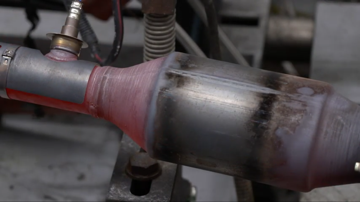    Раскаленный нейтрализатор двигателя Nissan   
Nissan