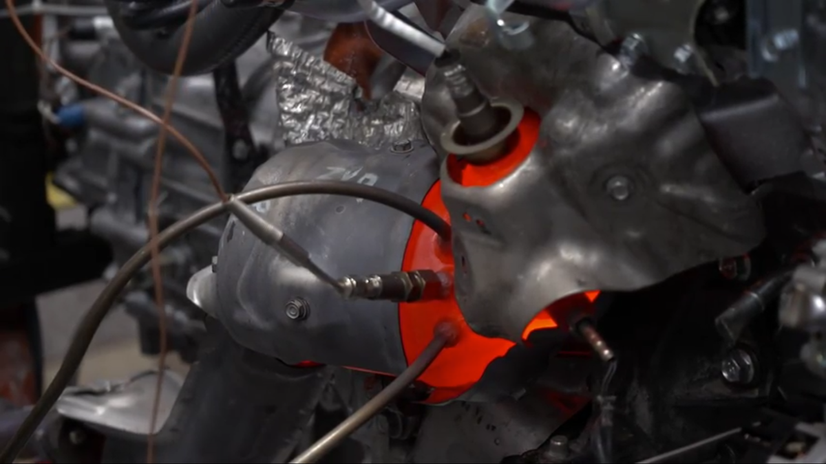    Раскаленный докрасна выпускной коллектор   
Nissan