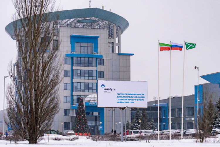    Глава отметил, что «Алабуга» привлекает новые трудовые ресурсы за счет высокого уровня оплаты труда на предприятиях ОЭЗ.   
Фото: «БИЗНЕС Online»