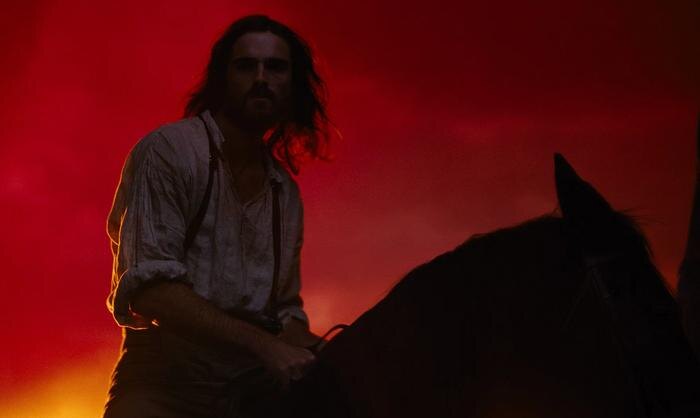 Фото  © Кадр из фильма «Грозовой перевал», режиссёр Эмеральд Феннел, сценаристы Эмеральд Феннел, Эмили Бронте / Kinopoiskatomic:embed 2
