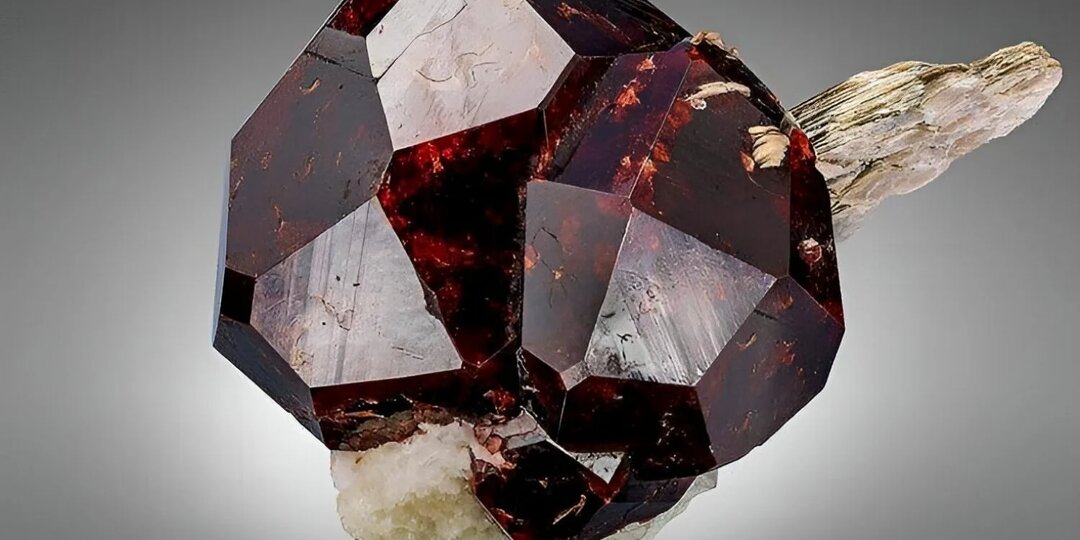 Гранат: не один камень, а целое семейство с разным характером