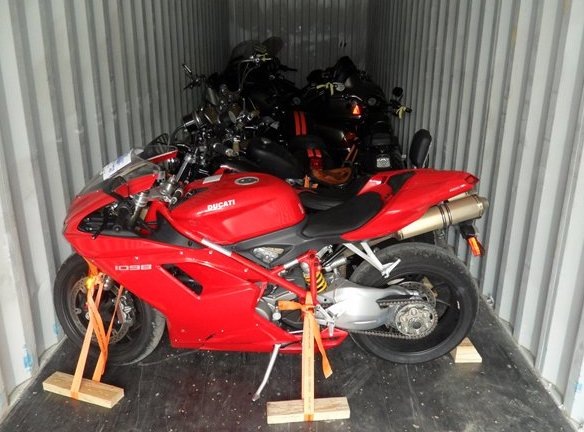 мотоцикл в контейнере