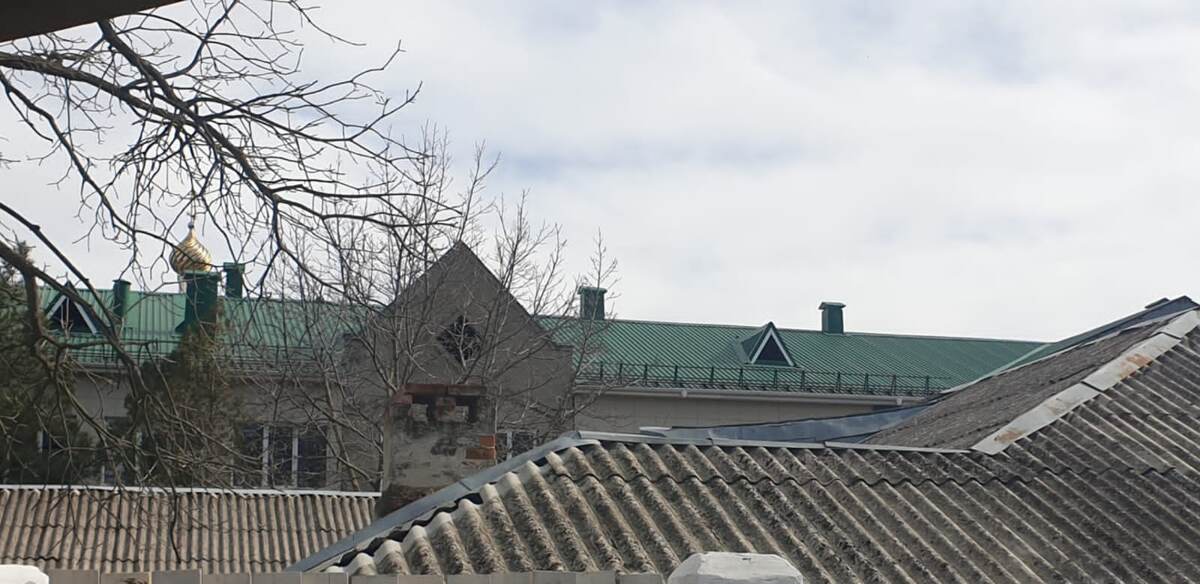 С крыш снег уже сошел