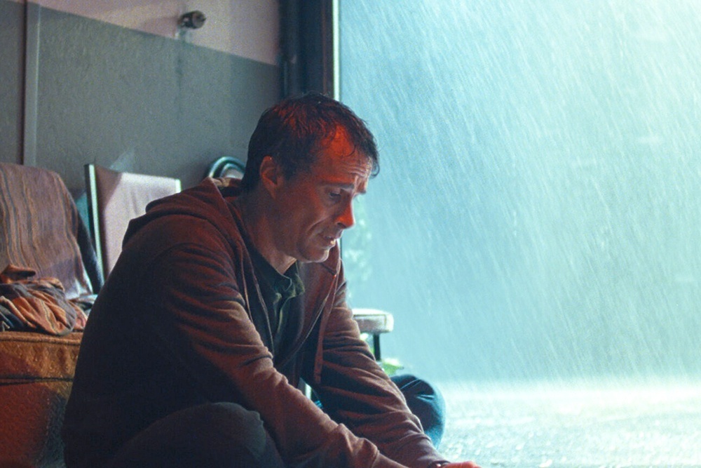    Печального одиночку Адама (Патрик Ивон) волнует судьба цивилизации, которой грозит неизбежная гибель: природа жестоко отомстит человеку. / kinopoisk.ru