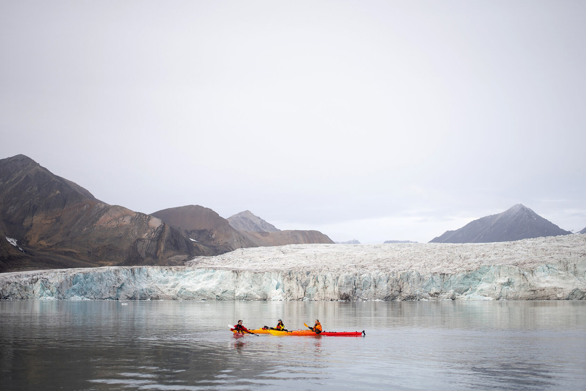 Волонтеры проекта Чистая Арктика во время уборки северных территорий