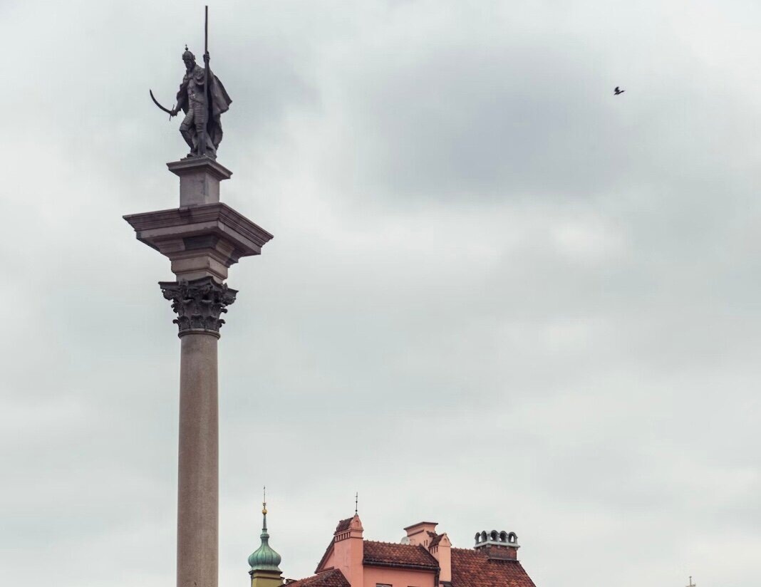 Нынешняя колонна на Замковой площади — это копия, которую сделали на замену разрушенного монумента в годы войны. Остатки оригинальной достопримечательности вы увидите рядом. Фото: Rafael Ishkhanyan / Unsplash