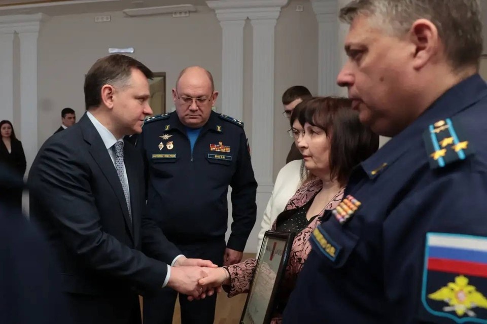    Родителям передали "Золотую звезду" сына. Фото: телеграм-канал Юрия Слюсаря